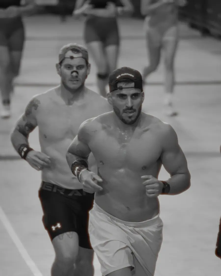 Dos atletas corriendo durante una competición de Hyrox