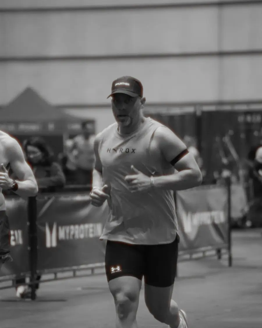 Atleta corriendo durante una carrera híbrida
